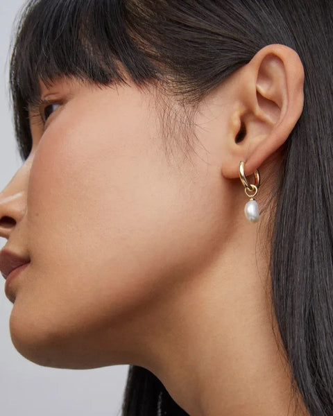 KS WILLA PEARL HUGGIE EARRINGS GOLD